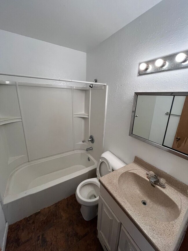 Foto del edificio - 2 Bedroom 1 Bath Condo