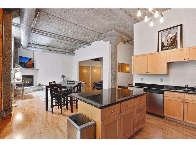 Building Photo - 521 S 7th St