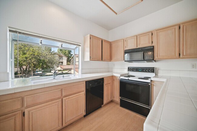 Building Photo - Spacious Townhome Located in the Highly Desirable Shadow Ridge Community of Oak Park