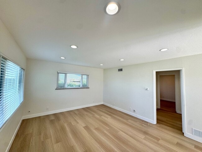 Building Photo - Updated 2 Bed, 1 Bath Home with Detached Office Space