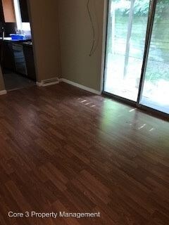 Primary Photo - 135 E Oak Cliff Ct