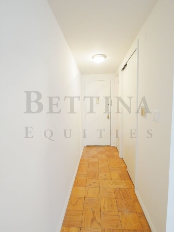 Building Photo - 321 E 9th St