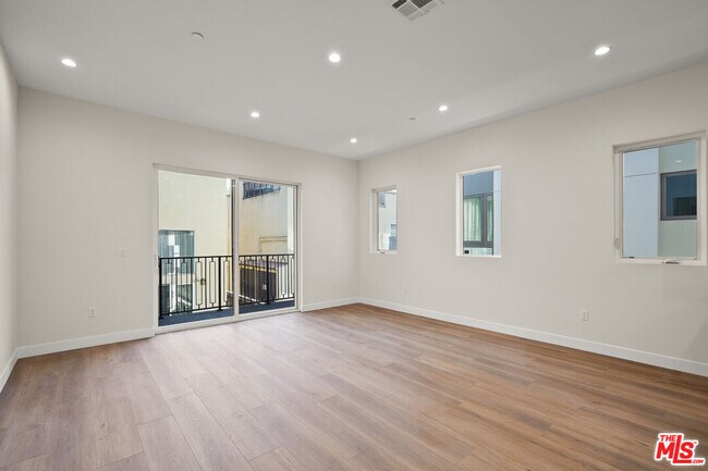 Building Photo - 1733 S Barrington Ave