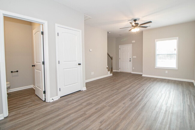 Building Photo - 1115-H5 Hillwood Dr