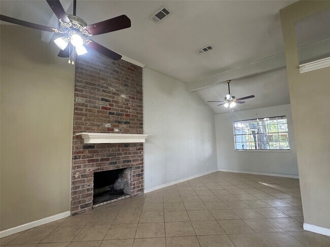 Foto del edificio - 3333 Longhorn Dr