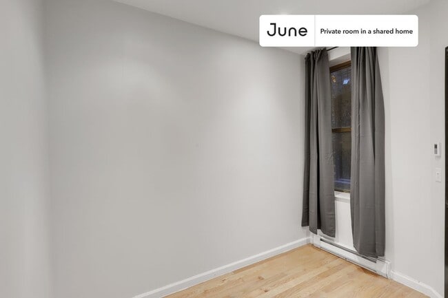 Building Photo - Private bedroom in 4 bed/2 bath Home