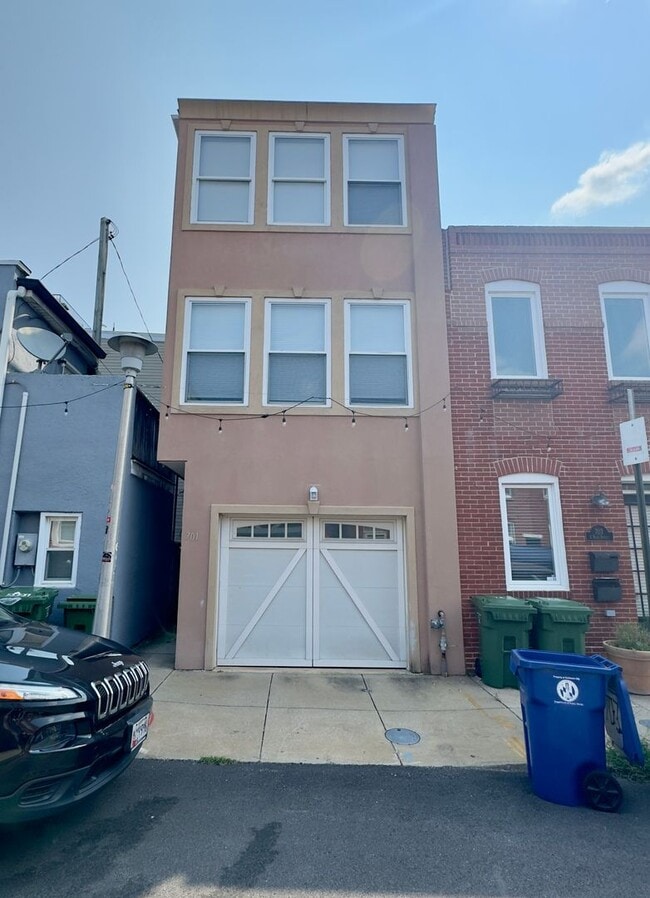 Building Photo - 701 S Rose St