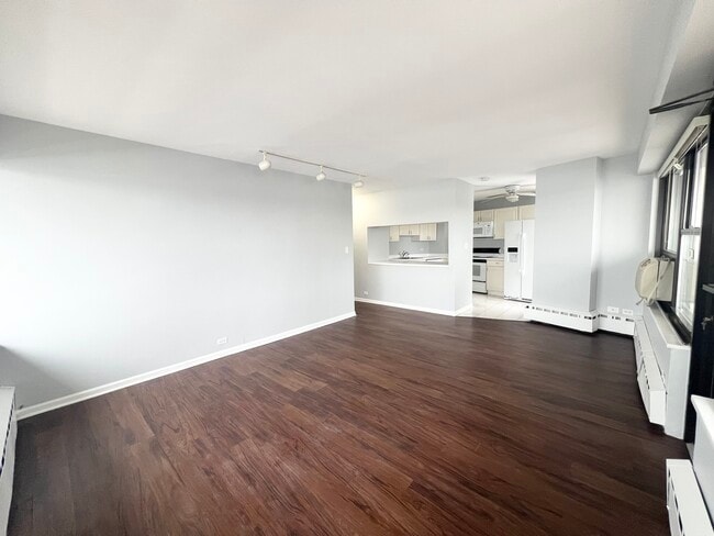 Building Photo - 3410 N Lake Shore Dr