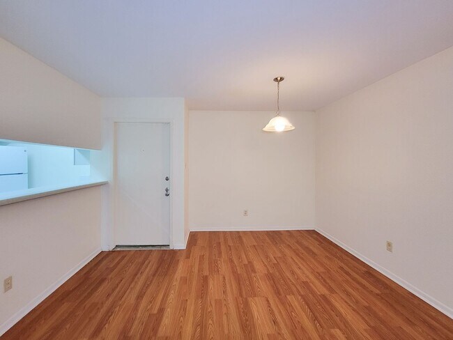 Foto del edificio - Two Bedroom Condo Near Med Center!