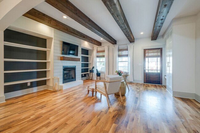 Building Photo - Awesome 3 Bedroom East Nashville Home with...