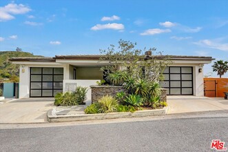 Building Photo - 3850 Rambla Orienta