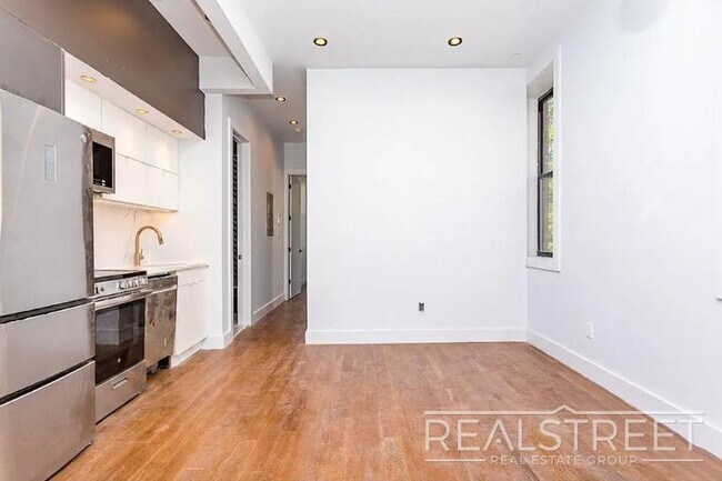 Foto del edificio - Spacious 3-Bedroom Apartment with Modern Finishes in Prime Bushwick