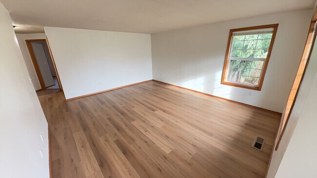 Foto del edificio - 3 Bedroom 1.5 Bath Home Fenced Yard, Shed & Garage