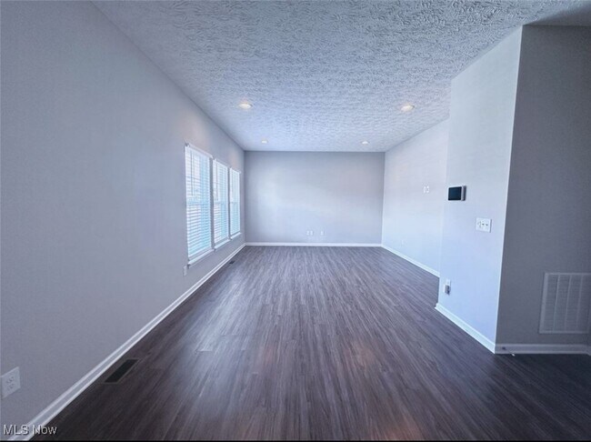 Building Photo - 37571 Tail Feather Dr