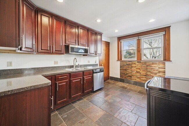 Foto del edificio - Spacious home at the top of the hill just ...
