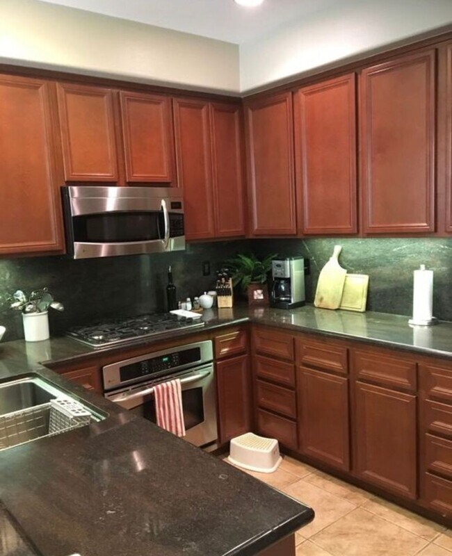 Foto del edificio - Simi Valley - Two story 4 bedroom, 3 bathroom townhome in Paseo Del Sol!