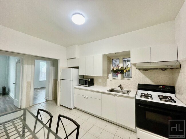 Building Photo - Large 4 bedroom Apt located on Broadway