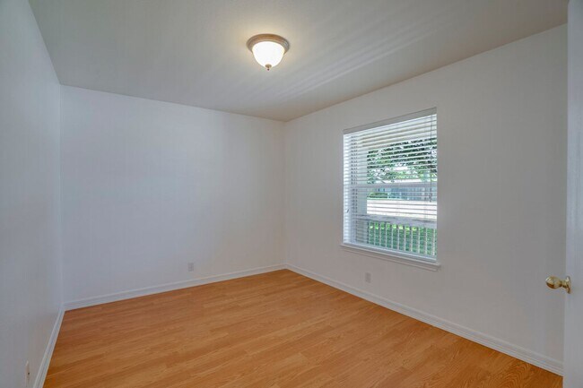Building Photo - 918 Estate Dr