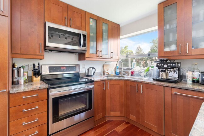 Foto del edificio - Large three bedroom in Brookline for Septe...