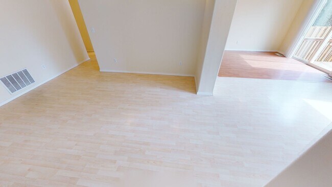 Foto del edificio - Beaverton - Two En-Suites! LVT Plank Floor...