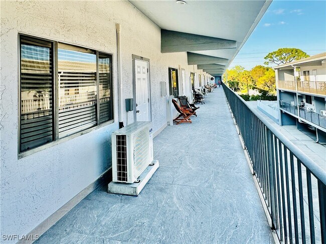 Foto del edificio - 826 Wiggins Pass Rd