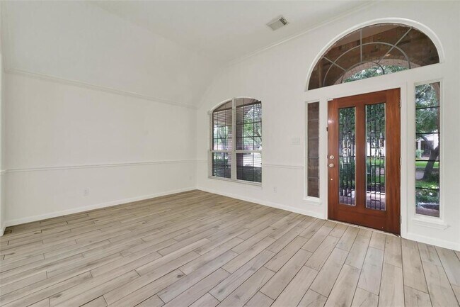 Building Photo - 414 Silver Creek Cir