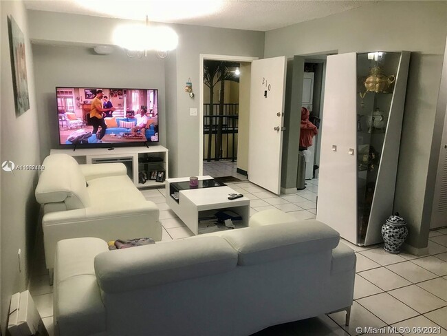 Foto del edificio - 8320 NW 8th St