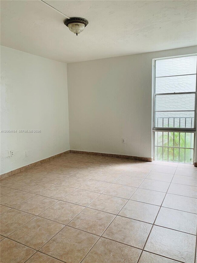 Foto del edificio - 6900 N Kendall Dr