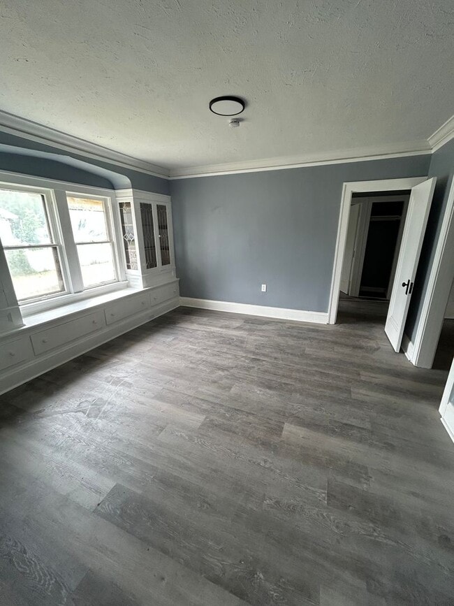 Building Photo - SECTION 8 READY!!