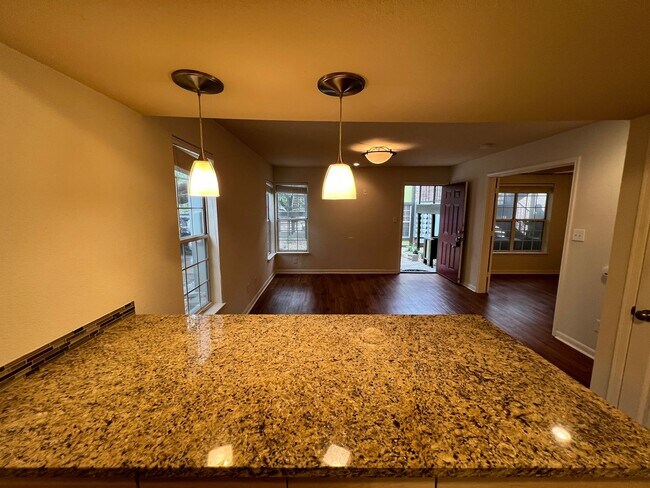 Building Photo - Fantastic Luxury 1-1 in the heart of Allandale