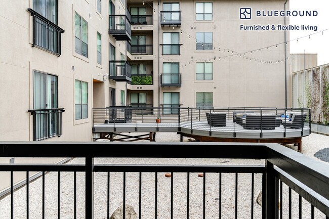 Building Photo - 11501 Century Oaks Terrace