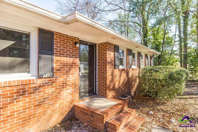 Foto del edificio - 718 Oakview Square