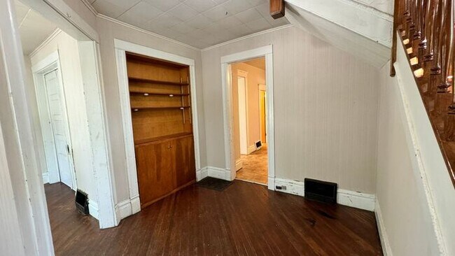 Foto del edificio - $2,300 | 4 Bedroom, 2 Bathroom Multi Floor...