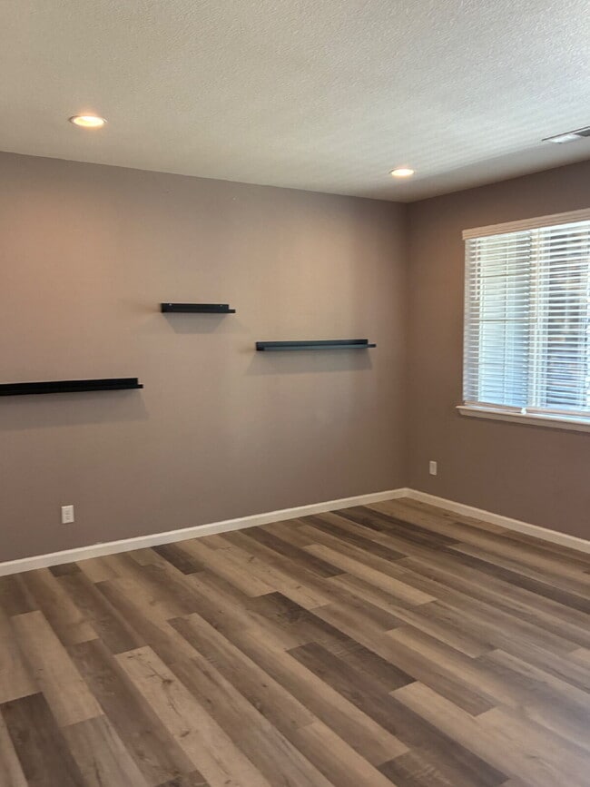 Photo - Beautiful Lake Oasis with 3 Bedrooms and 3 Bathrooms! Apartment