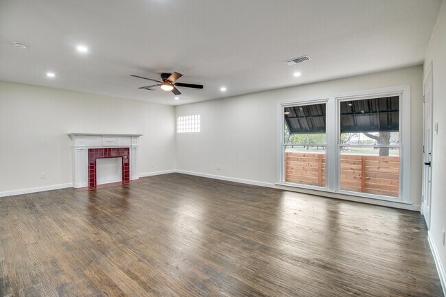 Living Room - 975 S Waco St
