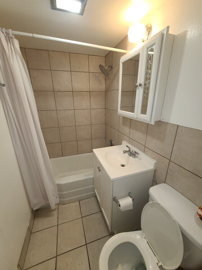 Building Photo - 555 W Stratford Pl