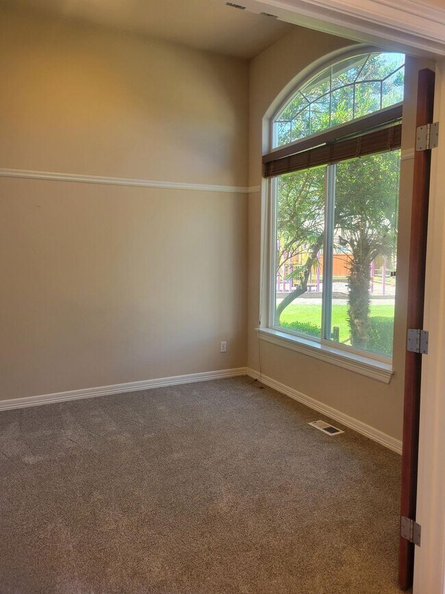 Foto del edificio - Beautiful 4 bd 2.5 bath