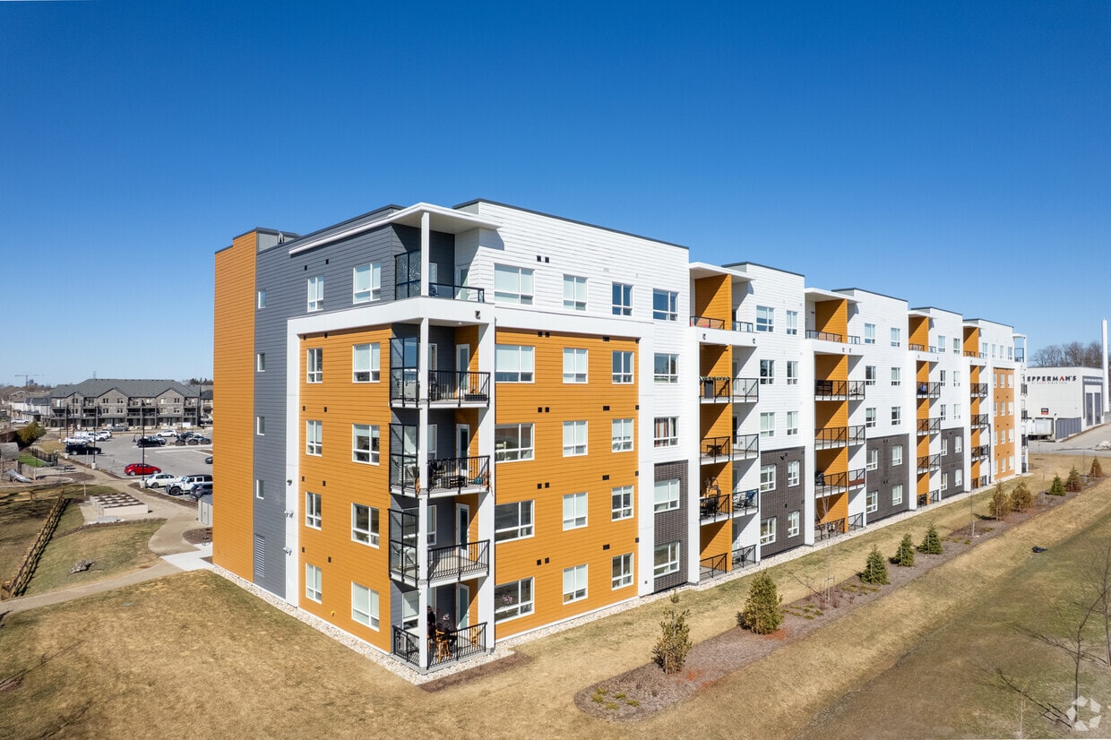 Building Photo - Lumina