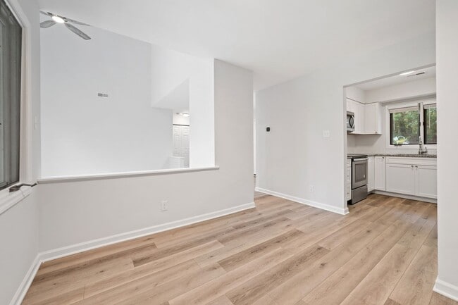 Building Photo - 3BR/2.5BA Townhome in Prime Durham/Chapel Hill Location!