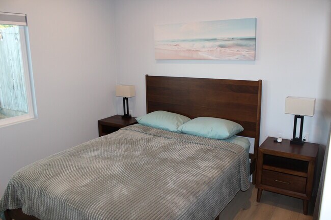 Queen Bed - 1637 Grove Rd