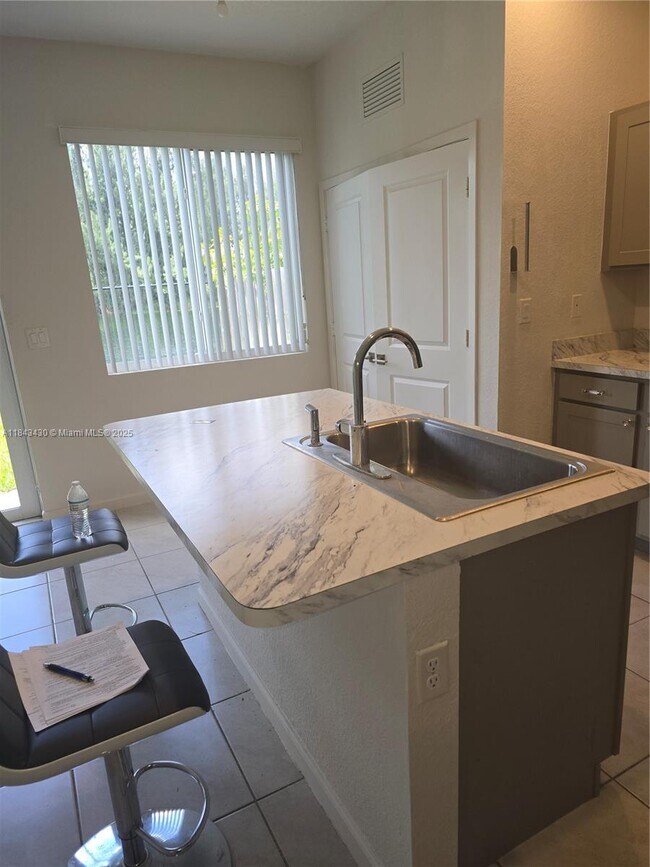 Foto del edificio - 1141 NW 208th Terrace