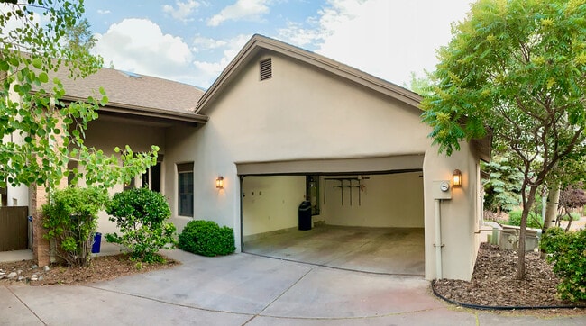 Large 2-car garage - 4760 Quemazon