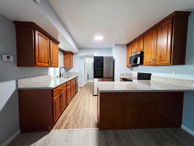 Foto del edificio - Updated 3 bed 2.5 bath home in Playmor – The Heart of UTC!