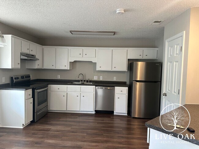 Building Photo - MOVE IN SPECIAL: $500 OFF 1ST MONTH'S RENT!**