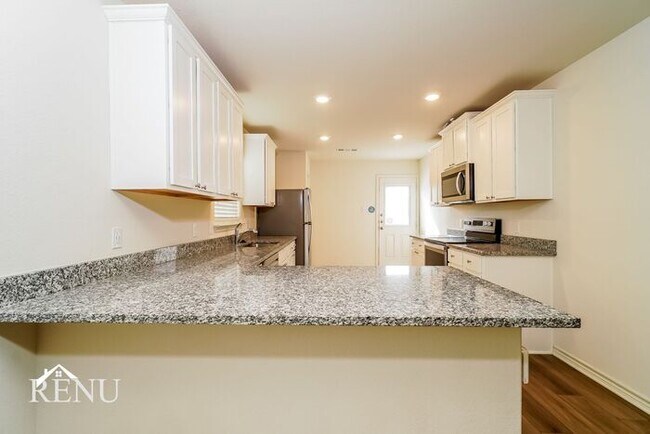 Foto del edificio - Now Available!