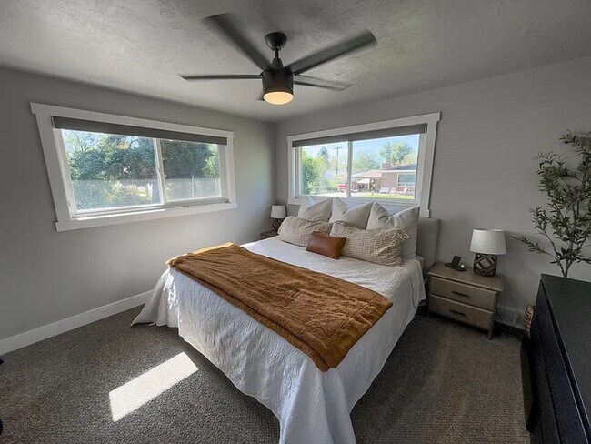 Foto del edificio - Beautifully updated 5 Bed / 2 Bath Home wi...