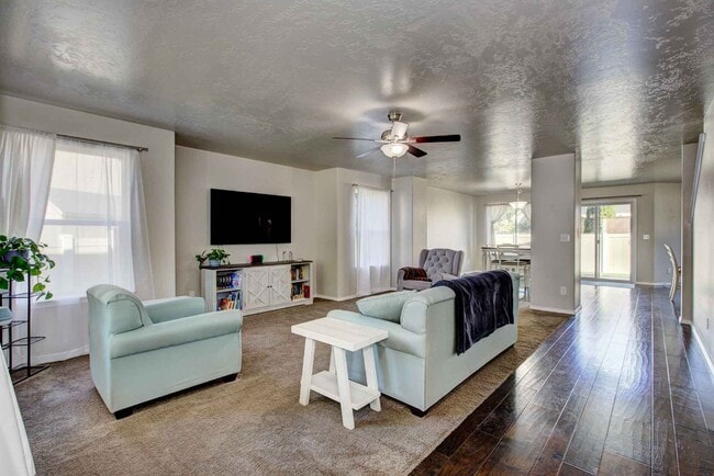 Building Photo - Beautiful 6 bed 2.5 bath home located in t...
