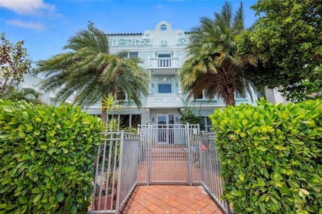 Building Photo - Charming 2BR Townhome in Miami Beach