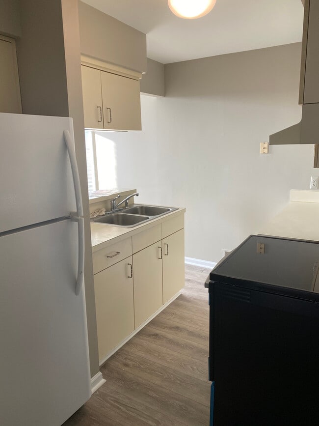 Building Photo - 405 N Main St