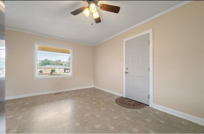 Building Photo - 705 Woodmont Cir